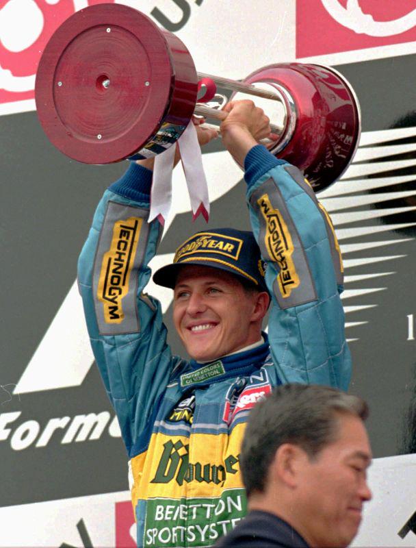 Na odru za zmagovalce po dirki za VN Japonske je največkrat na najvišjo stopničko stopil Schumacher, in sicer šestkrat (1995, 1997, 2000, 2001, 2002 in 2004), enkrat manj je to uspelo Lewisu Hamiltonu (2007, 2014, 2015, 2017 in 2018). Foto: AP Na odru za zmagovalce po dirki za VN Japonske je največkrat na najvišjo stopničko stopil Schumacher, in sicer šestkrat (1995, 1997, 2000, 2001, 2002 in 2004), enkrat manj je to uspelo Lewisu Hamiltonu (2007, 2014, 2015, 2017 in 2018). Foto: AP
