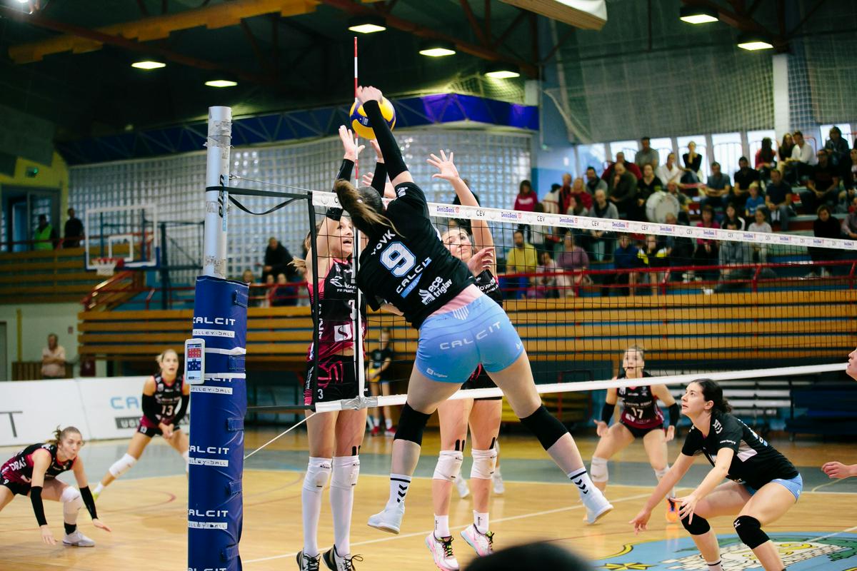Na prvem merjenju moči v tej sezoni (12. oktobra) je v kamniški dvorani Calcit Volley zmagal s 3:0, tokrat je bilo v Lukni 3:1 za mariborsko ekipo. Foto: Klemen Brulec Na prvem merjenju moči v tej sezoni (12. oktobra) je v kamniški dvorani Calcit Volley zmagal s 3:0, tokrat je bilo v Lukni 3:1 za mariborsko ekipo. Foto: Klemen Brulec