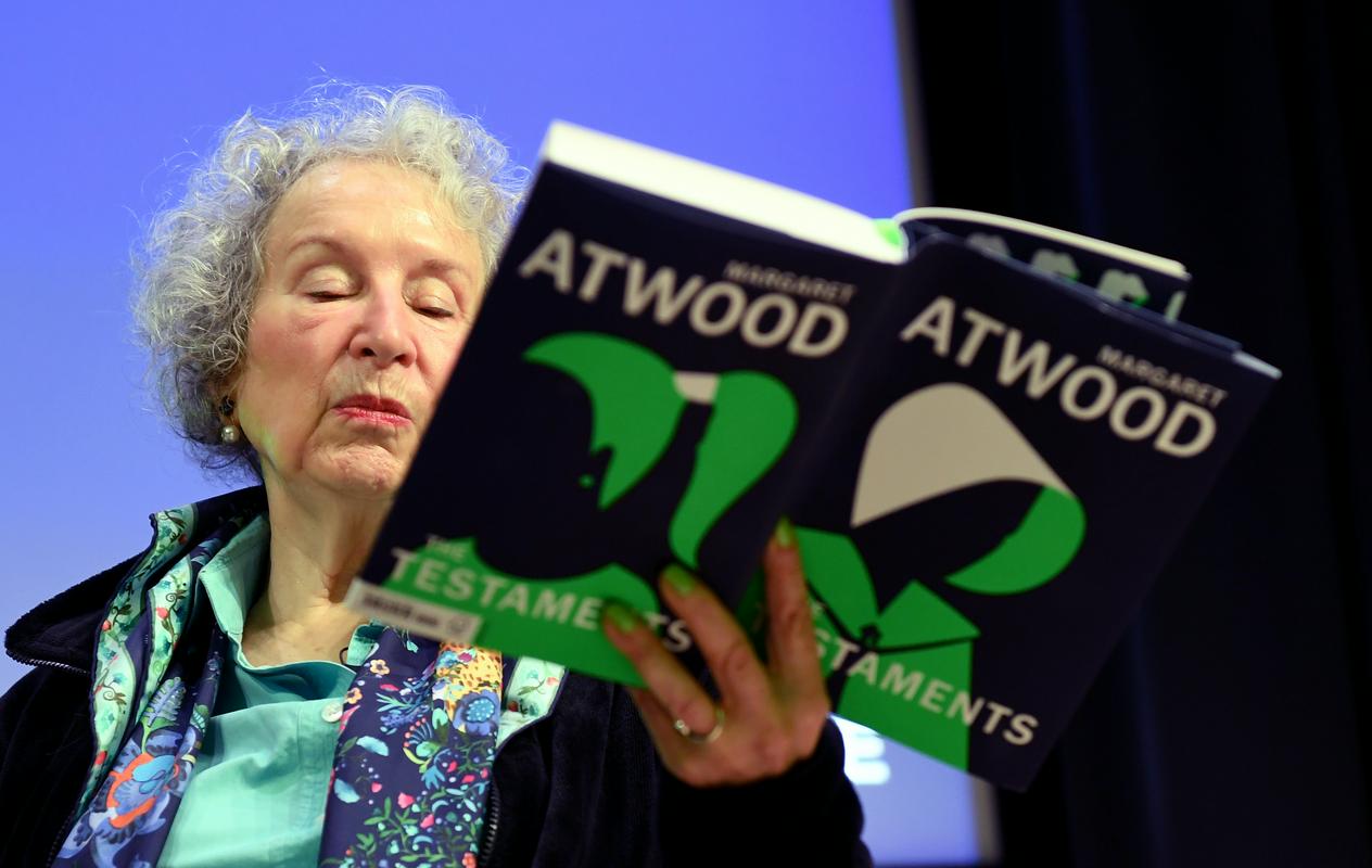 Margaret Atwood bere odlomek iz svojega novega romana. Foto: EPA Margaret Atwood bere odlomek iz svojega novega romana. Foto: EPA