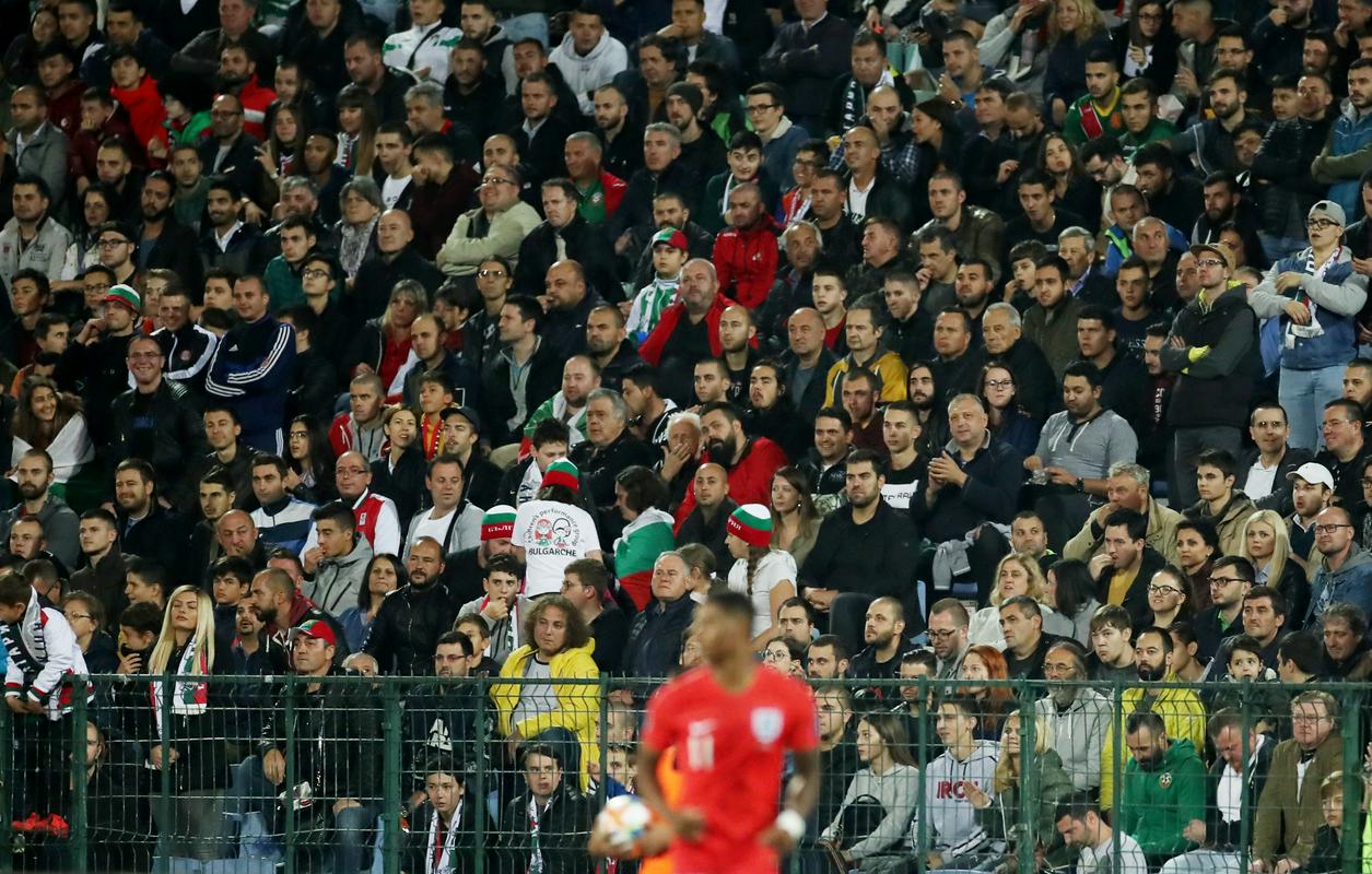 Bolgarom je šlo obupno na zelenici, kjer so z Angleži izgubili z 0:6, še slabše pa na tribunah, kjer so z nacističnimi pozdravi in rasističnim skandiranjem spravili tekmo na rob dokončne prekinitve. Foto: Reuters Bolgarom je šlo obupno na zelenici, kjer so z Angleži izgubili z 0:6, še slabše pa na tribunah, kjer so z nacističnimi pozdravi in rasističnim skandiranjem spravili tekmo na rob dokončne prekinitve. Foto: Reuters