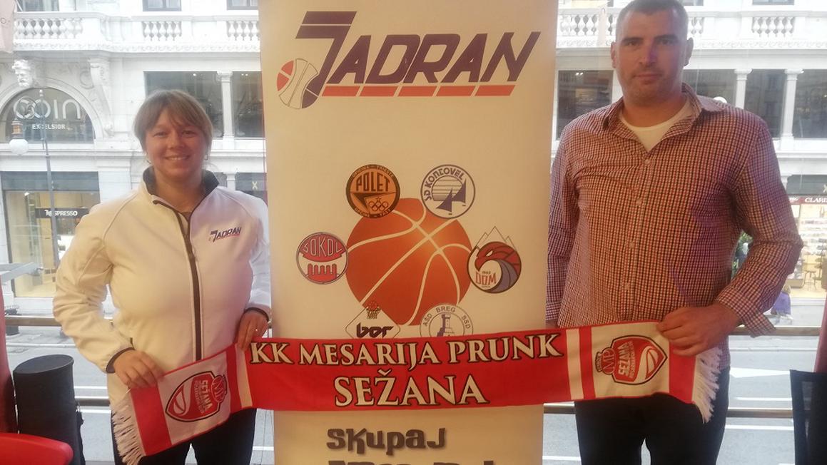 Predsednica AŠZ Jadran Ivana Milič in vodja športnega programa KK Mesarija Prunk Sežana Marko Likar. Foto: Radio Koper/Primož Čepar