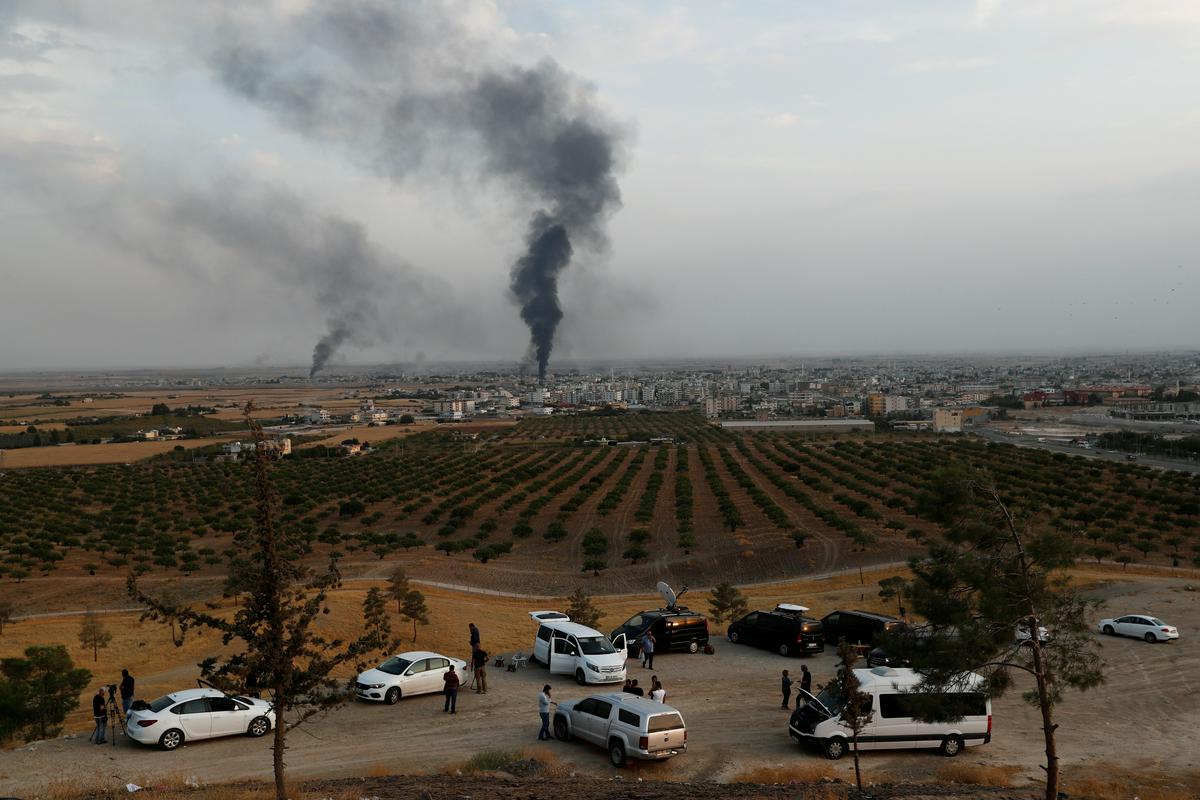 Zaradi turške ofenzive je z domov do zdaj pobegnilo 300.000 ljudi. Foto: Reuters Zaradi turške ofenzive je z domov do zdaj pobegnilo 300.000 ljudi. Foto: Reuters