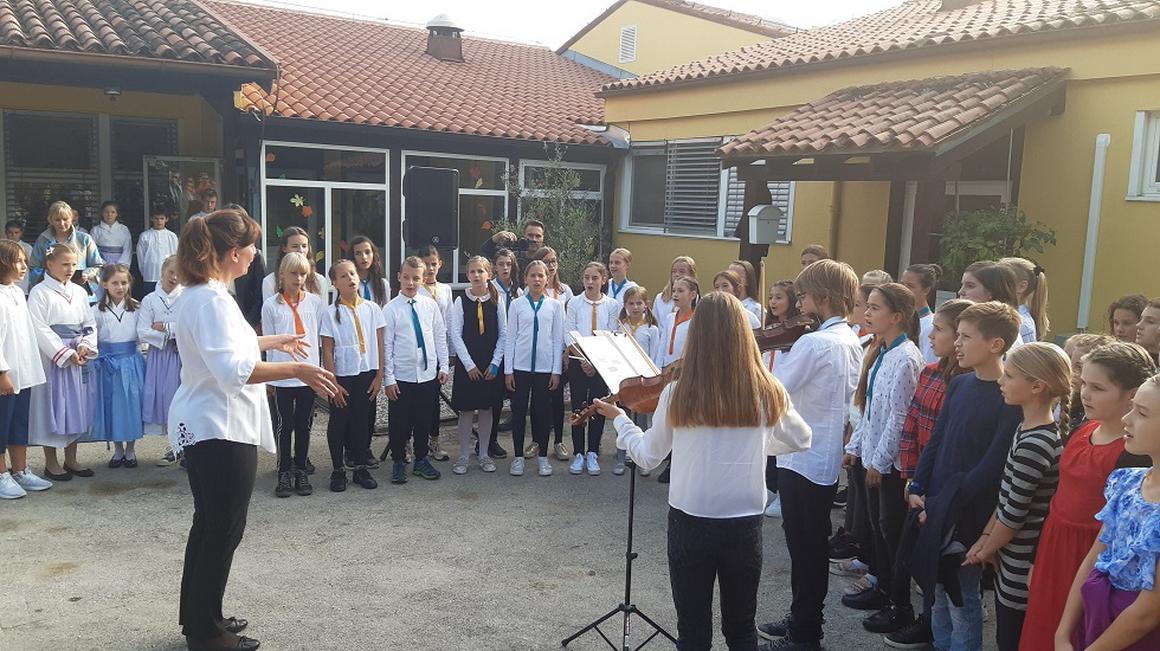 V Kortah nad Izolo so slovesno obeležili pomemben jubilej, 200 let nastanka šole. Foto: Radio Koper/Mateja Brežan
