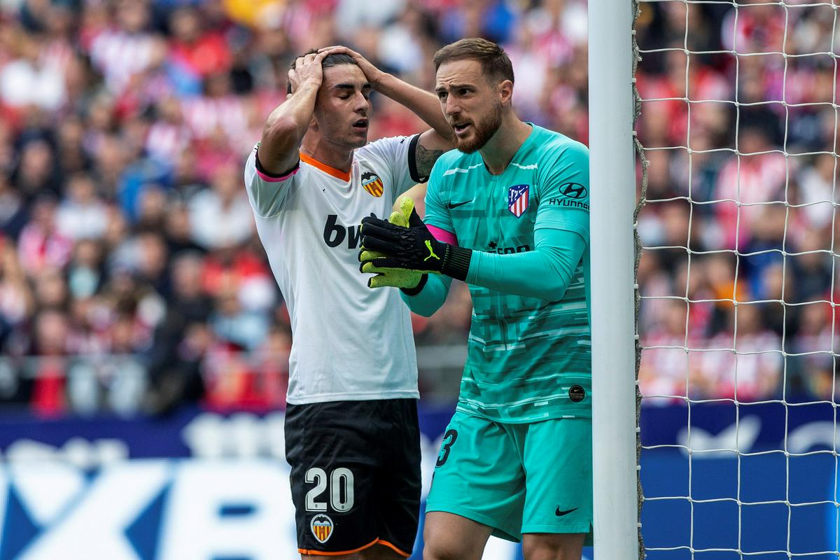 Jan Oblak je v dresu Atletica Madrida prejel prvi gol po 557 minutah. Na derbiju z Valencio je Škofjeločana z bombo s prostega strela v 82. minuti sobotne tekme matiral kapetan gostov Dani Parejo za končnih 1:1. Foto: EPA Jan Oblak je v dresu Atletica Madrida prejel prvi gol po 557 minutah. Na derbiju z Valencio je Škofjeločana z bombo s prostega strela v 82. minuti sobotne tekme matiral kapetan gostov Dani Parejo za končnih 1:1. Foto: EPA