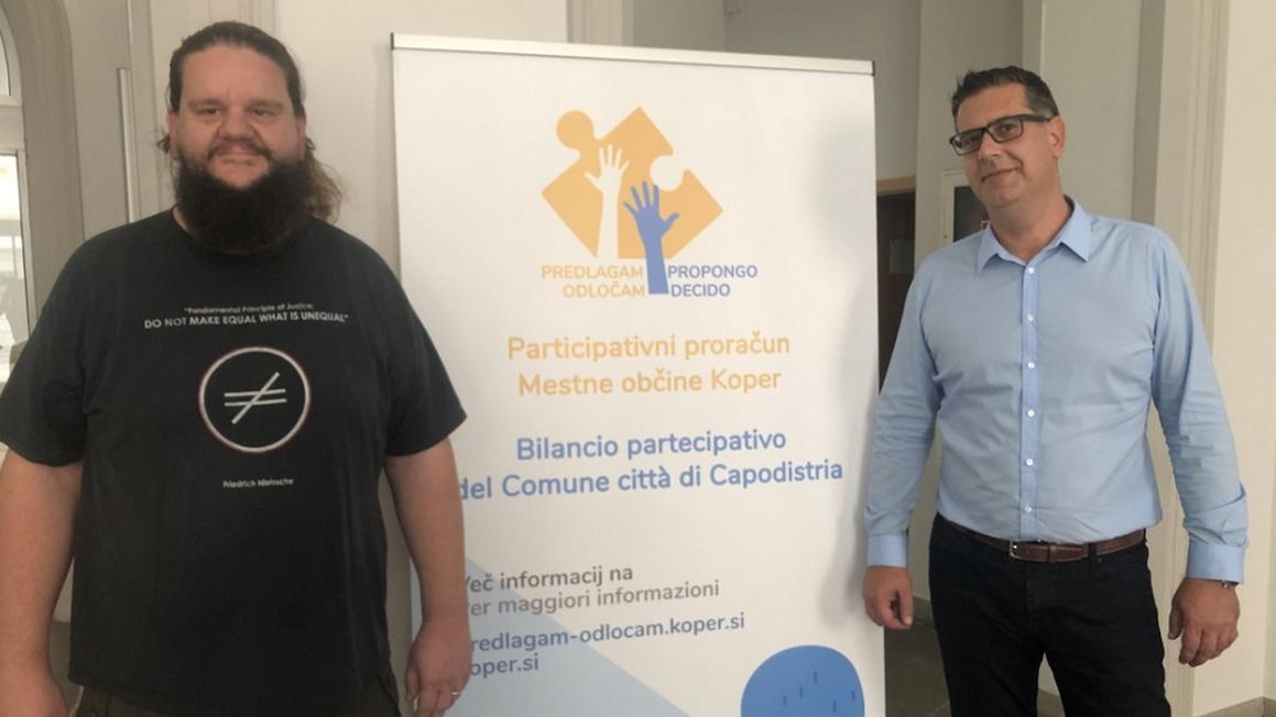Od 366 prejetih pobud jih je komisija za glasovanje odobrila 147. Na sliki koprski župan Aleš Bržan (desno) in predsednik strokovne komisije za participativni proračun Borut Jerman. Foto: arhiv MOK