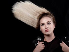 Martina je članica skupine Simptomi, na Emi FREŠ pa se predstavlja kot samostojna izvajalka. Skupina Simptomi je nastala leta 2017 in je sestavljena iz znanih dolenjskih glasbenikov. Posneli so tri pesmi, in sicer v studiu Metulj v Novem mestu. Nastopili so že na Lentu v Mariboru, na Prazniku glasbe v Ljubljani, v Orto baru, na glavnem trgu v Celju ... Postali so tudi Cityband 2019 po mnenju strokovne komisije. Foto: Tomaž Levičar