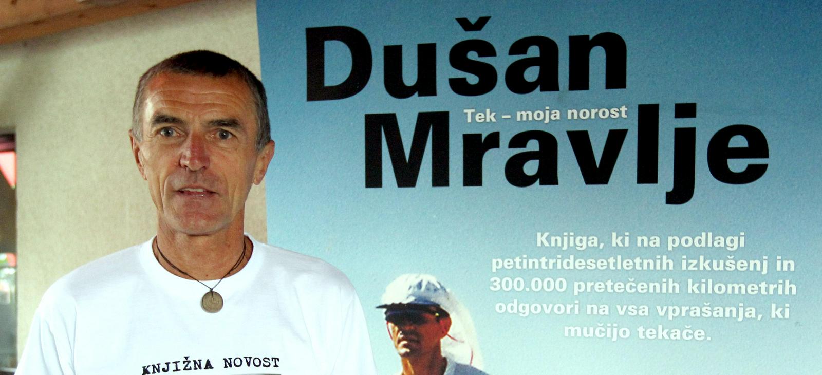 Dušan Mravlje, ki je svoje tekaške izkušnje opisal v knjigi Tek – moja norost, je prepričan, da sodobni tekaški čevlji tekačev ne spodbujajo k naravnemu teku. Foto: BoBo Dušan Mravlje, ki je svoje tekaške izkušnje opisal v knjigi Tek – moja norost, je prepričan, da sodobni tekaški čevlji tekačev ne spodbujajo k naravnemu teku. Foto: BoBo