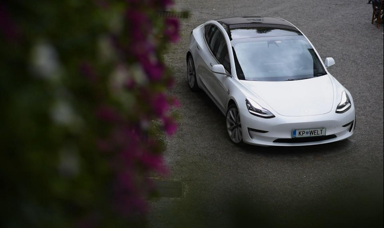 Tesla model 3 je bila drugi najbolje prodajan avtomobil v Evropi v mesecu marcu. Foto: MMC RTV SLO/Avtomobilnost Tesla model 3 je bila drugi najbolje prodajan avtomobil v Evropi v mesecu marcu. Foto: MMC RTV SLO/Avtomobilnost