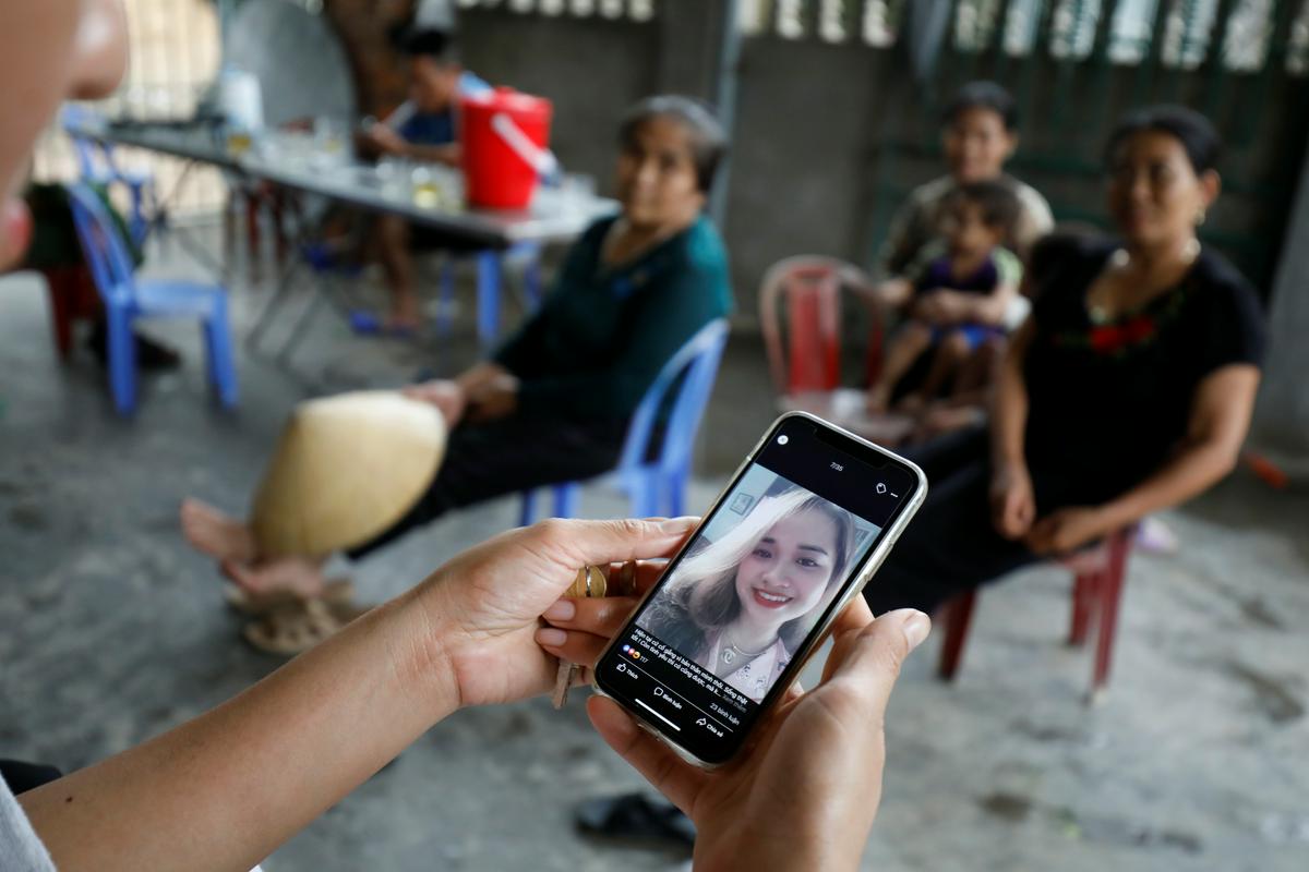 Med žrtvami je zdaj tudi uradno 19-letna Anna Bui Thi Nhung, katere svojci so se zbrali na njenem domu v vietnamski pokrajini Nghe An. Foto: Reuters Med žrtvami je zdaj tudi uradno 19-letna Anna Bui Thi Nhung, katere svojci so se zbrali na njenem domu v vietnamski pokrajini Nghe An. Foto: Reuters