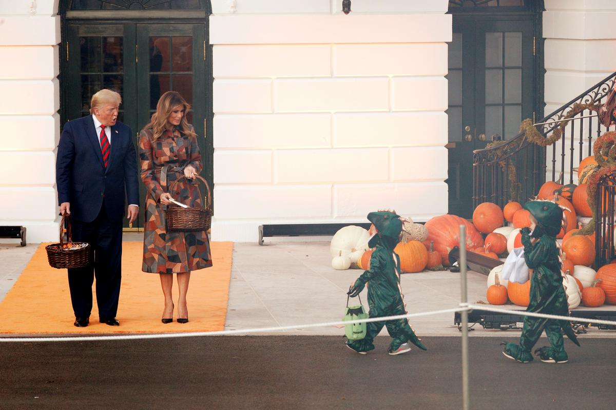Ameriški predsednik Donald Trump in žena Melania sta pred nočjo čarovnic v Beli hiši pripravila sprejem za šolarje. Foto: Reuters Ameriški predsednik Donald Trump in žena Melania sta pred nočjo čarovnic v Beli hiši pripravila sprejem za šolarje. Foto: Reuters
