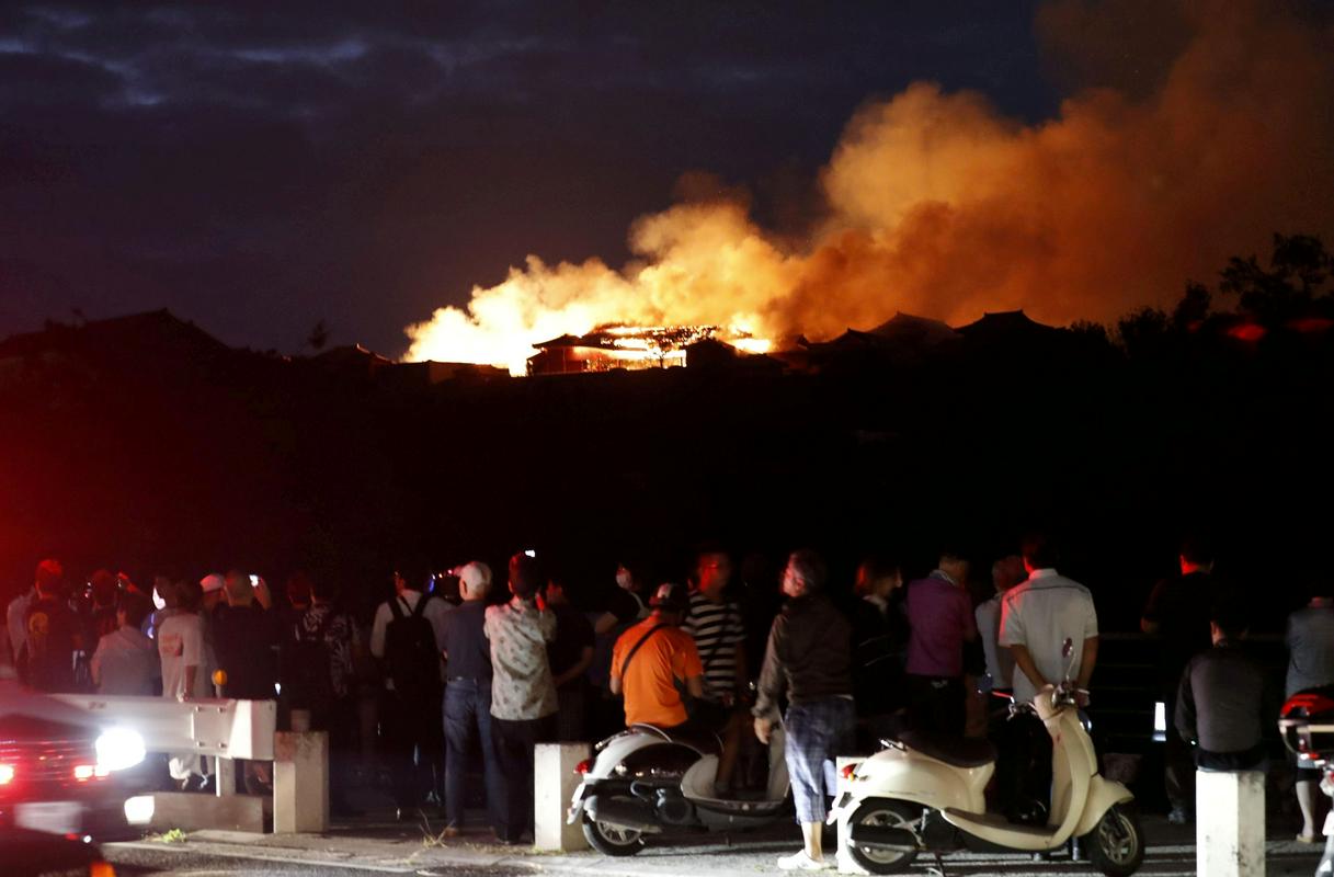 Starejši Japonci, ki so na Okinavi dočakali konec druge svetovne vojne, so bili zdaj že drugič v življenju priča uničenju gradu Shuri. Foto: Reuters Starejši Japonci, ki so na Okinavi dočakali konec druge svetovne vojne, so bili zdaj že drugič v življenju priča uničenju gradu Shuri. Foto: Reuters