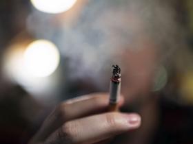 Dve ali dvajset cigaret na dan, razlike pri vplivu na zdravje skoraj ni