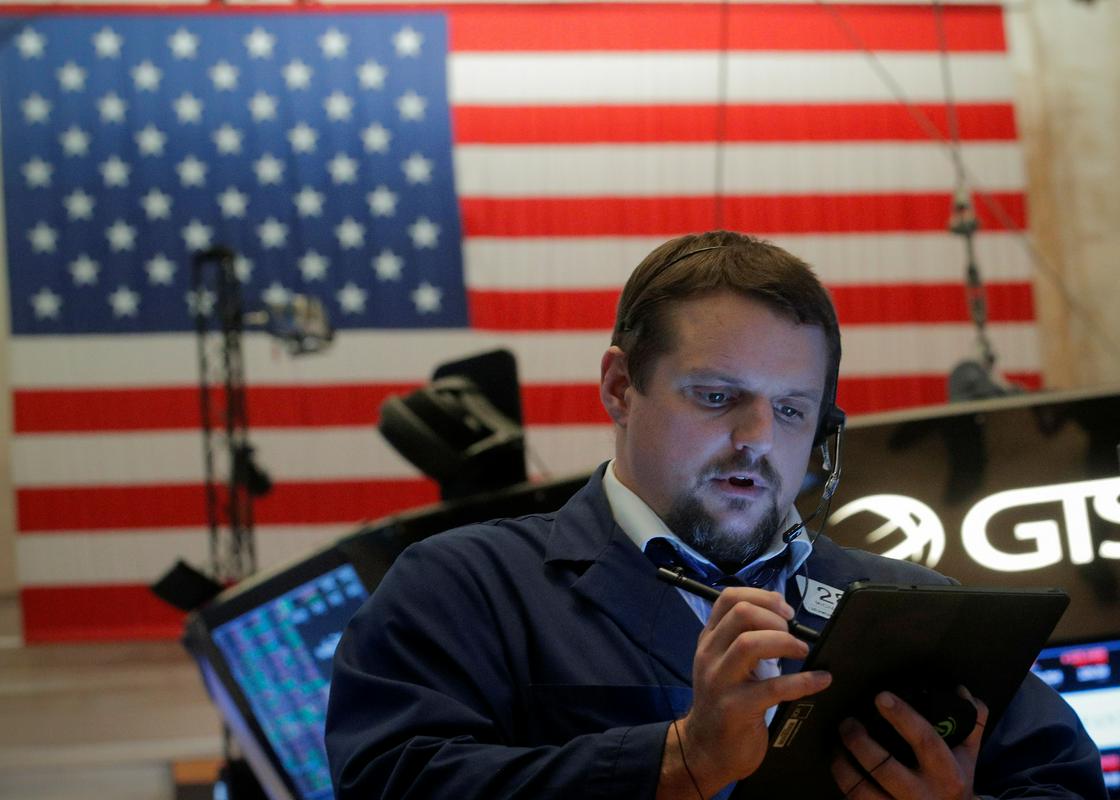 Indeks Dow Jones je ob skoraj triodstotni podražitvi Boeingovih delnic včeraj krenil vse do rekordnih 27.559 točk in je letos za več kot 18 odstotkov v plusu. Frankfurtski DAX30 je od rekorda (13.596 točk) oddaljen približno štiri odstotke. Foto: Reuters Indeks Dow Jones je ob skoraj triodstotni podražitvi Boeingovih delnic včeraj krenil vse do rekordnih 27.559 točk in je letos za več kot 18 odstotkov v plusu. Frankfurtski DAX30 je od rekorda (13.596 točk) oddaljen približno štiri odstotke. Foto: Reuters