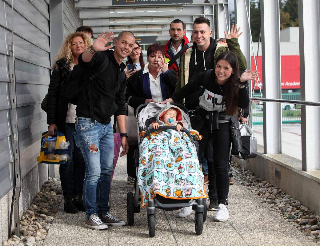 Kris z družino pred odhodom v ZDA. Ameriški zdravniki mesec dni po prejemu terapije že opažajo očiten napredek pri Krisu. Foto: BoBo