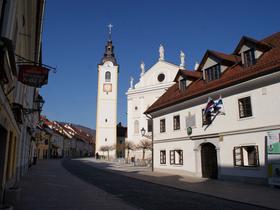 Na Šutni je ob nizu starih hiš in ob glavni mestni cerkvi tudi rojstna hiša znamenitega Kamničana generala Rudolfa Maistra. Foto: Arhiv oddaje Mestne promenade