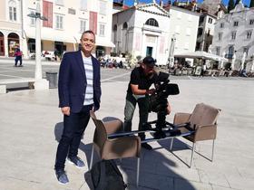 Avtor in voditelj Andrej Doblehar na snemanju na Tartinijevem trgu, ki je glavno piransko mestno zbirališče. Foto: Arhiv oddaje Mestne promenade