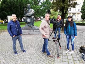 Televizijska ekipa pred spomenikom škofa Slomška, ki je v 19. stoletju izjemno zaznamoval zgodovino mesta in Štajerske. Foto: Arhiv oddaje Mestne promenade