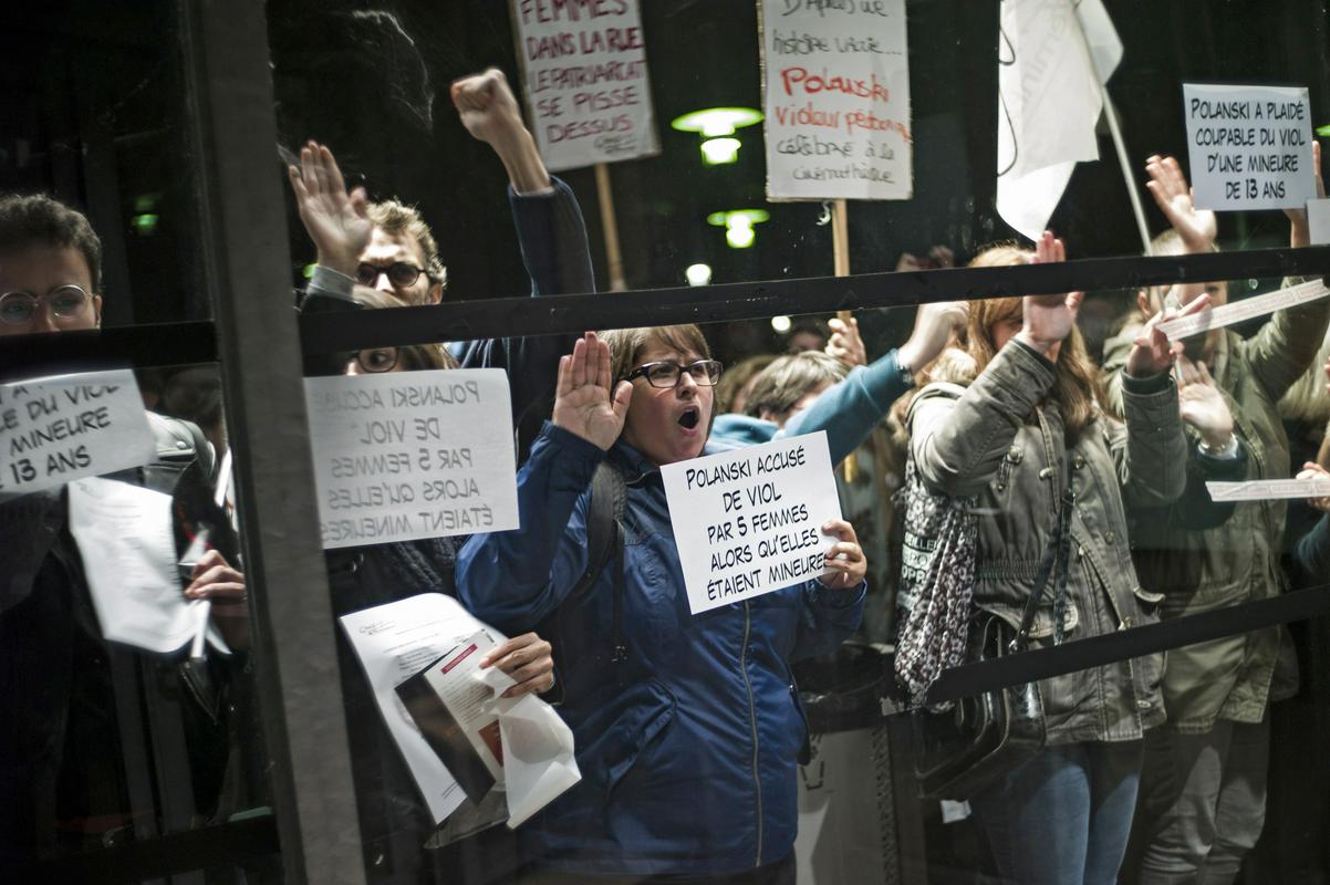 Oktobra leta 2017 so retrospektivo Romana Polanskega in režiserjev prihod v La Cinematheque v Parizu pospremili protesti. Foto: EPA Oktobra leta 2017 so retrospektivo Romana Polanskega in režiserjev prihod v La Cinematheque v Parizu pospremili protesti. Foto: EPA