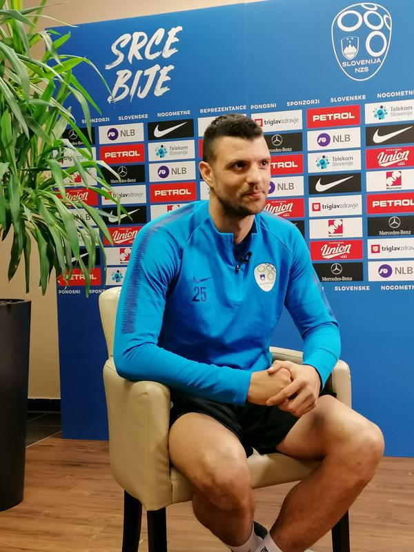 Nekoč eden največjih slovenskih nogometnih talentov, zdaj nasmejan in zrel napadalec, kot da bi pri 27 letih šele začenjal pravo kariero. Mimogrede – pri tej starosti je Milivoje Novaković dočakal prvi nastop za Slovenijo. Foto: Twitter/@nzs_si Nekoč eden največjih slovenskih nogometnih talentov, zdaj nasmejan in zrel napadalec, kot da bi pri 27 letih šele začenjal pravo kariero. Mimogrede – pri tej starosti je Milivoje Novaković dočakal prvi nastop za Slovenijo. Foto: Twitter/@nzs_si