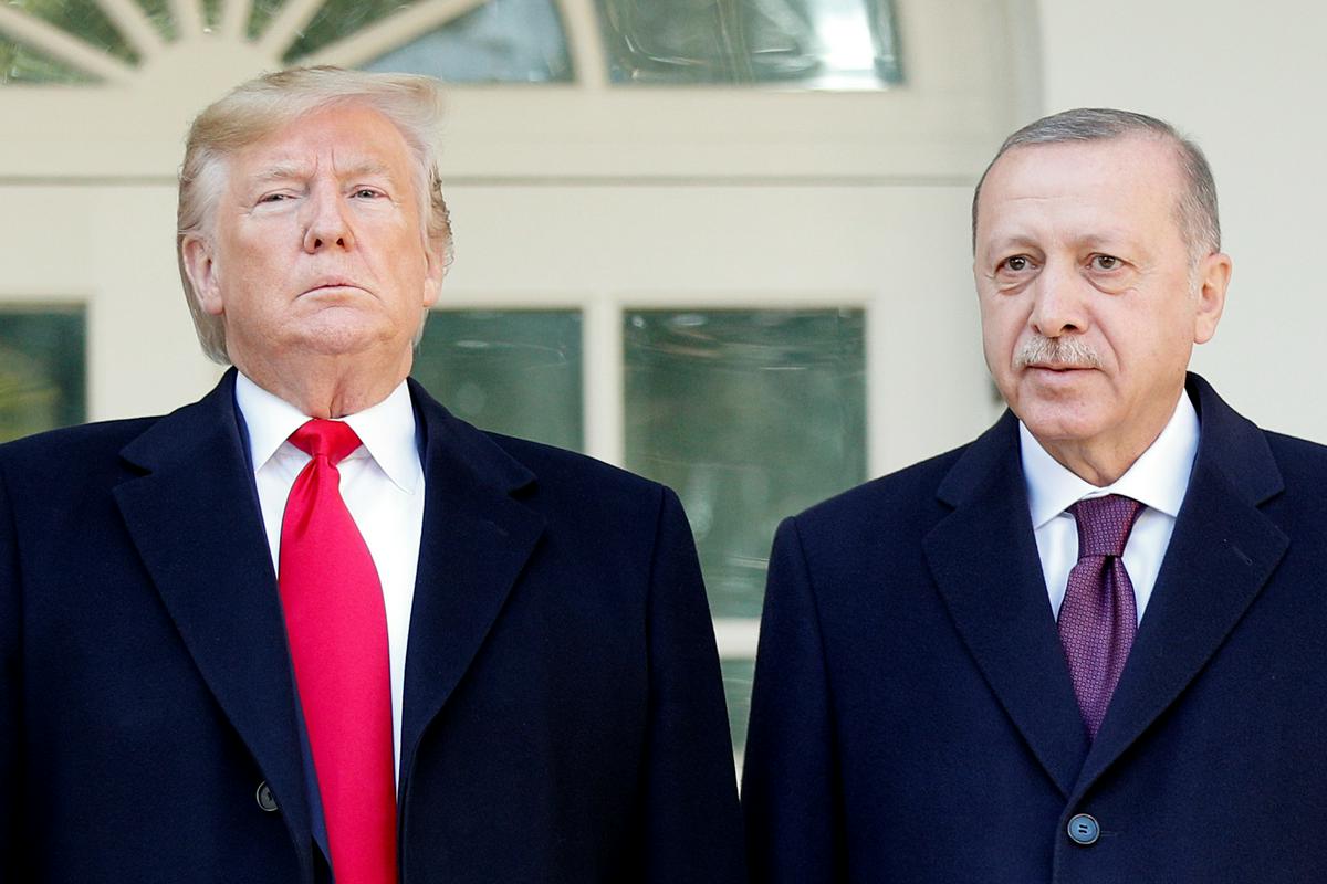 Trump, ki v Beli hiši gosti Erdogana, je sporočil, da je preveč zaposlen, da bi gledal zaslišanja. Foto: Reuters Trump, ki v Beli hiši gosti Erdogana, je sporočil, da je preveč zaposlen, da bi gledal zaslišanja. Foto: Reuters