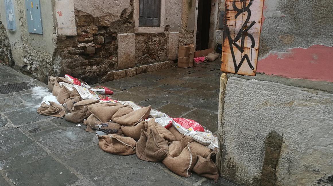 Najbolj izpostavljene mesta v priobalnem pasu je potrebno zaščititi pred udorom vode. Foto: Občina Piran