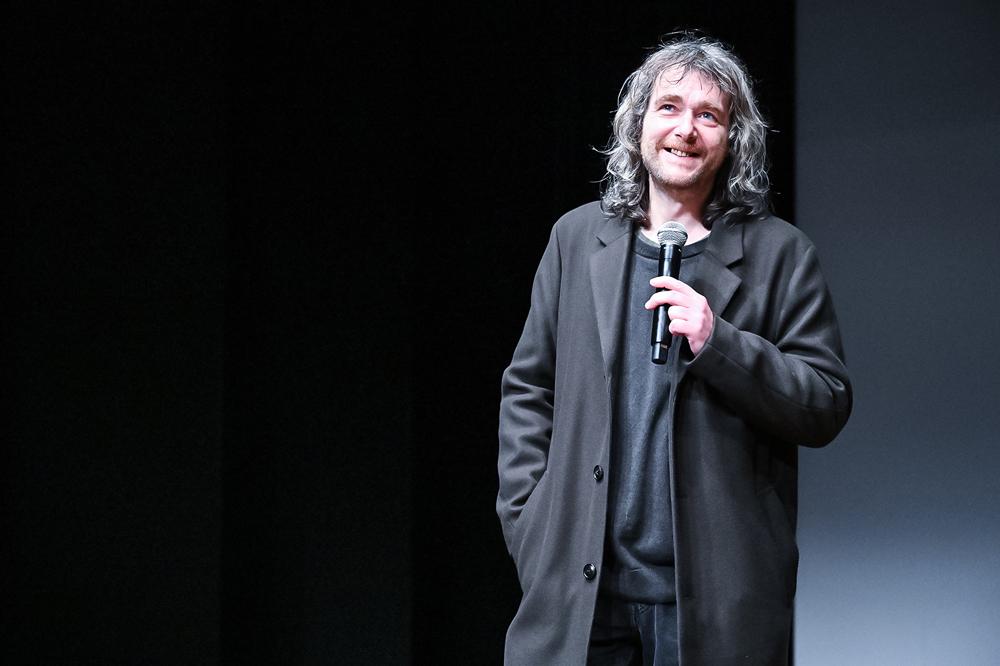 Blaž Kutin je scenarist, režiser, pesnik in pisatelj. Diplomiral je iz etnologije in kulturne antropologije ter sociologije kulture. Svoj prvenec (v glavnih vlogah igrata Aljoša Ternovšek in Iva Kranjc) je posnel leta 2007, leta 2011 je režiral kratki igrani film, lani pa kratki film (za oba je napisal tudi scenarij). Foto: LIFFe/Iztok Dimc Blaž Kutin je scenarist, režiser, pesnik in pisatelj. Diplomiral je iz etnologije in kulturne antropologije ter sociologije kulture. Svoj prvenec (v glavnih vlogah igrata Aljoša Ternovšek in Iva Kranjc) je posnel leta 2007, leta 2011 je režiral kratki igrani film, lani pa kratki film (za oba je napisal tudi scenarij). Foto: LIFFe/Iztok Dimc