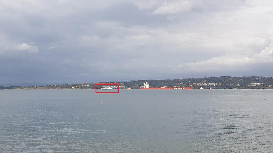Sredi zaliva je že več kot mesec dni zasidrana ladja s posadko, ki čaka dovoljenja za odvoz tovora iz pristanišča. Foto: Radio Koper