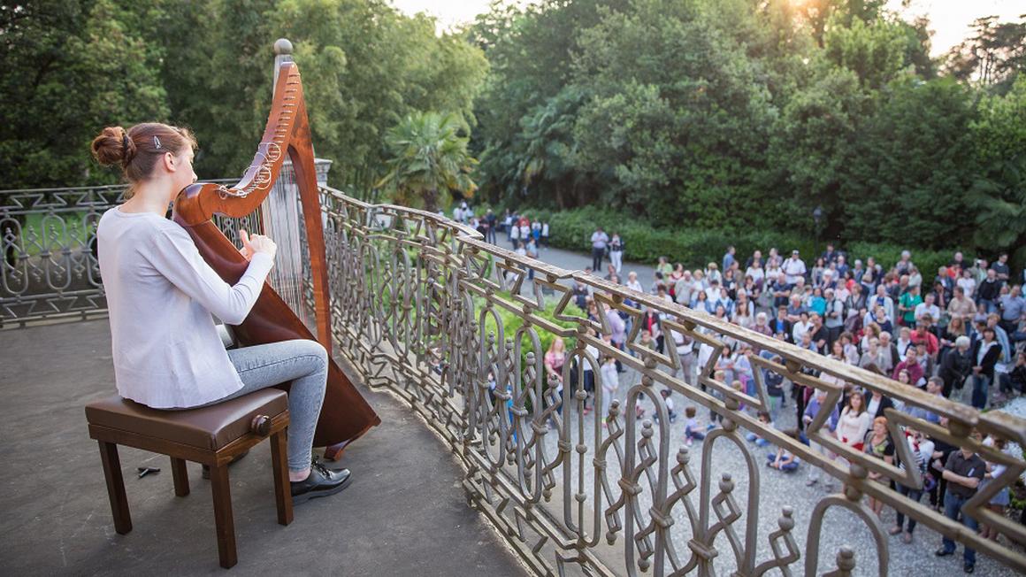 Koncert "Glasbene promenade v parku" v jubilejni 10. sezoni "Snovanja" SCGV Emil Komel leta 2015, palača Coronini Cronberg v Gorici Foto: arhiv SCGV Emil Komel
