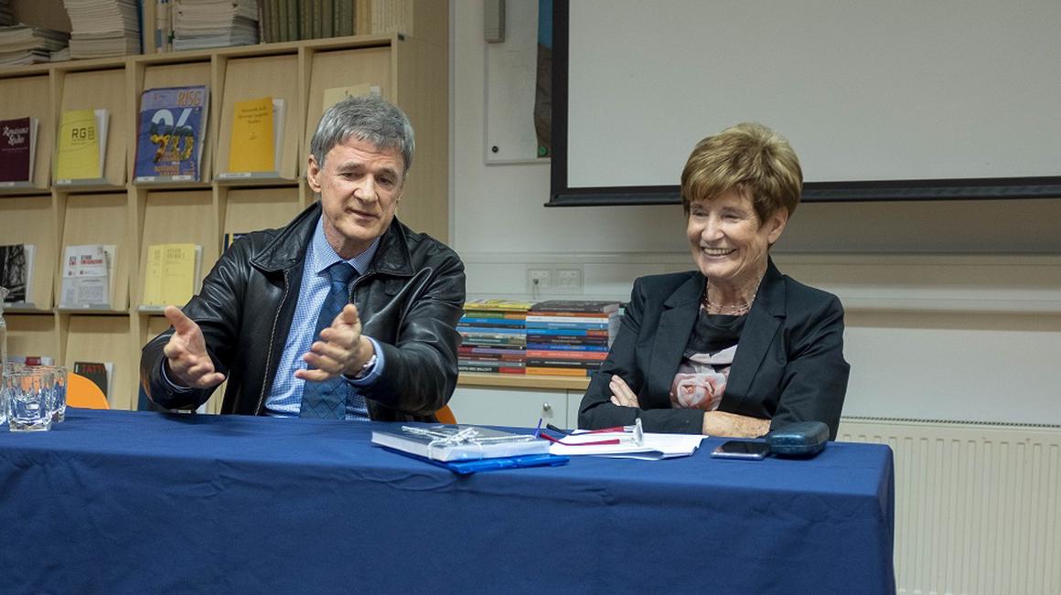 Koprčana (na sliki levo) z vrhunsko raziskovalno kariero je za plodne stike s francoskimi raziskovalnimi ustanovami pred nedavnim odlikovala tudi francoska država. Foto: Lado Jelen