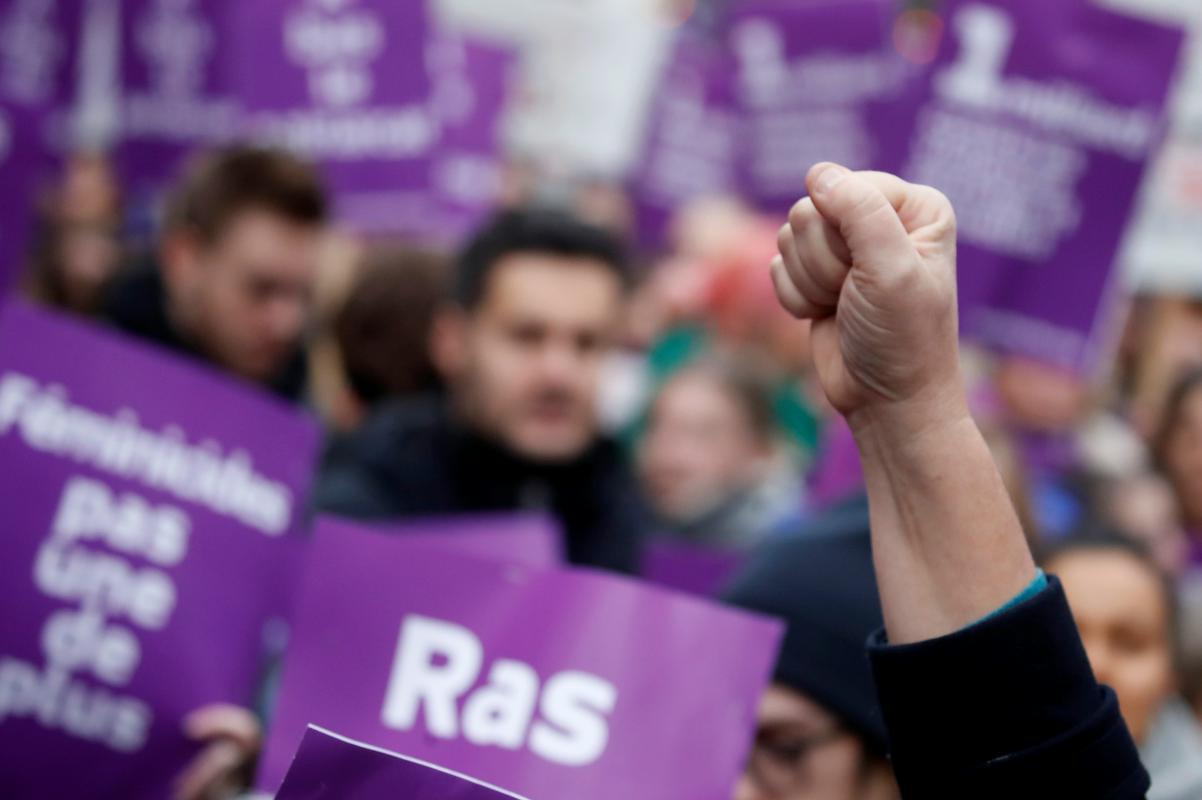 ZN je 25. november za mednarodni dan boja proti nasilju nad ženskami razglasil leta 1999. Na ta dan leta 1960 je dal namreč dominikanski diktator Rafael Trujillo na krut način ubiti tri sestre Mirabal, ki so bile politične aktivistke v Dominikanski republiki. Foto: Reuters ZN je 25. november za mednarodni dan boja proti nasilju nad ženskami razglasil leta 1999. Na ta dan leta 1960 je dal namreč dominikanski diktator Rafael Trujillo na krut način ubiti tri sestre Mirabal, ki so bile politične aktivistke v Dominikanski republiki. Foto: Reuters