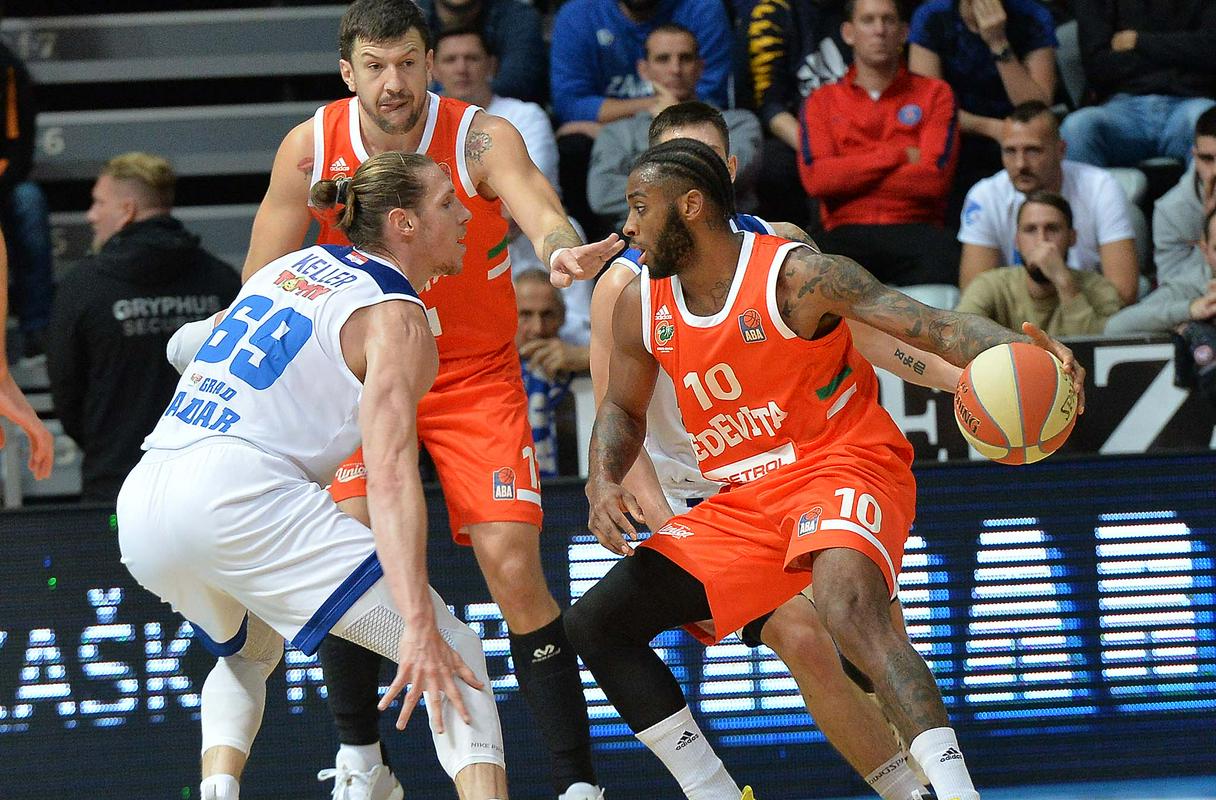 Prav vsi košarkarji Cedevite Olimpije si za prikazano zaslužijo negativno oceno. Foto: Zadar/Zvonko Kucelin Prav vsi košarkarji Cedevite Olimpije si za prikazano zaslužijo negativno oceno. Foto: Zadar/Zvonko Kucelin