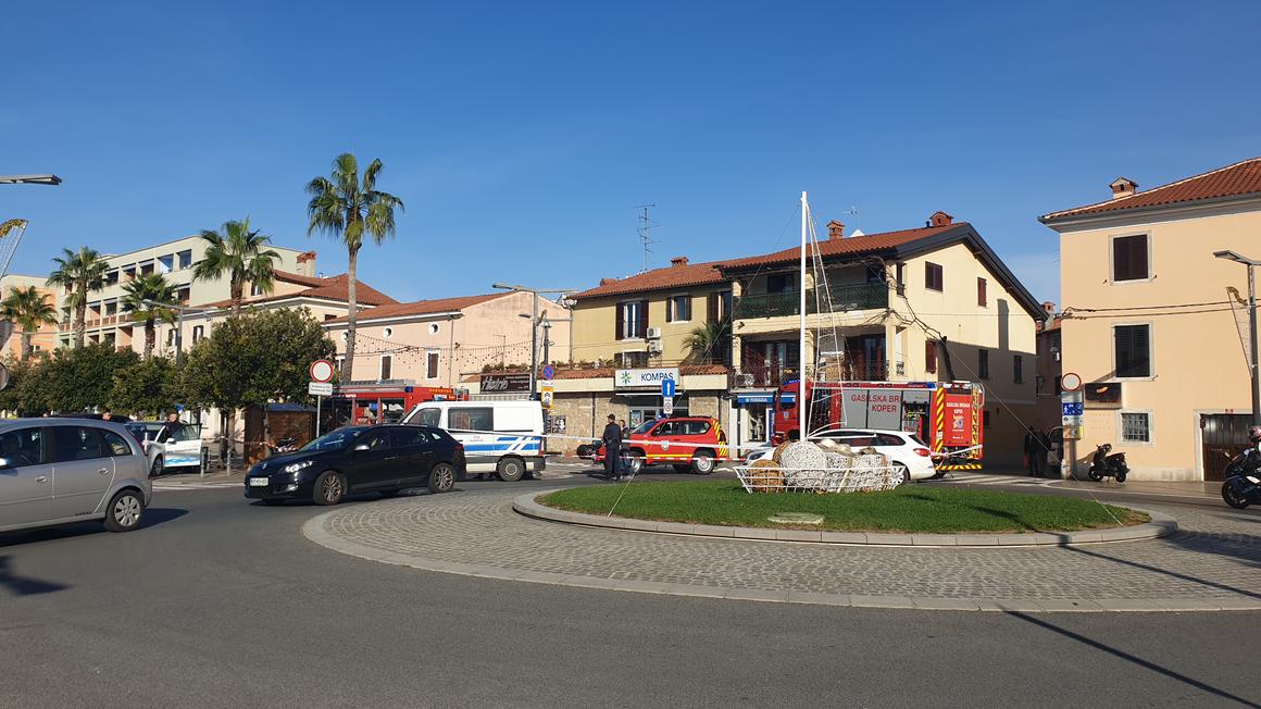 Pristaniška cesta v Kopru je zaradi intervencije zaprta. Foto: Radio Koper