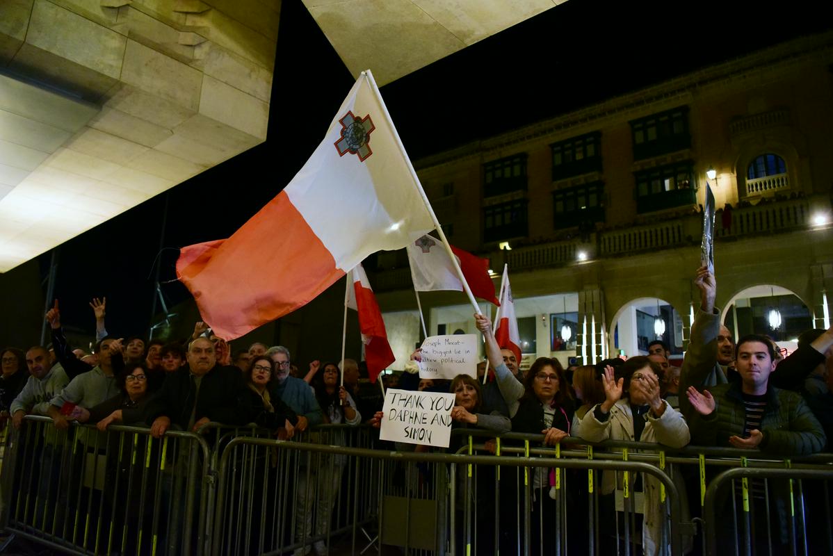 Po aretaciji Schembrija v okviru preiskave umora Daphne Caruane Galizie so protestniki pred parlamentom zahtevali odstop premierja Muscata. Foto: Reuters Po aretaciji Schembrija v okviru preiskave umora Daphne Caruane Galizie so protestniki pred parlamentom zahtevali odstop premierja Muscata. Foto: Reuters