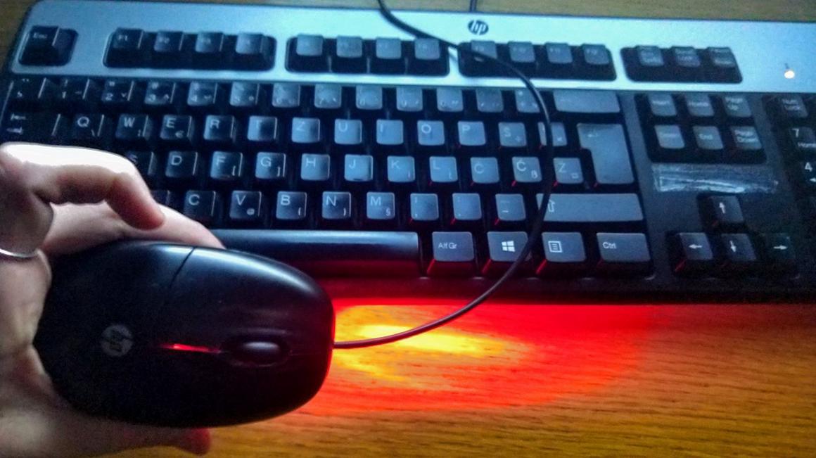 Zasvojenost z internetom je vse pogostješa, najbolj ogroženi pa so mladostniki. Foto: Radio Koper