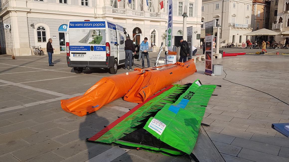 Na Tartinijevem trgu so bili prisotni različni izdelovalci in ponudniki zaščitne opreme. Foto: Radio Koper/Armin Sejarić