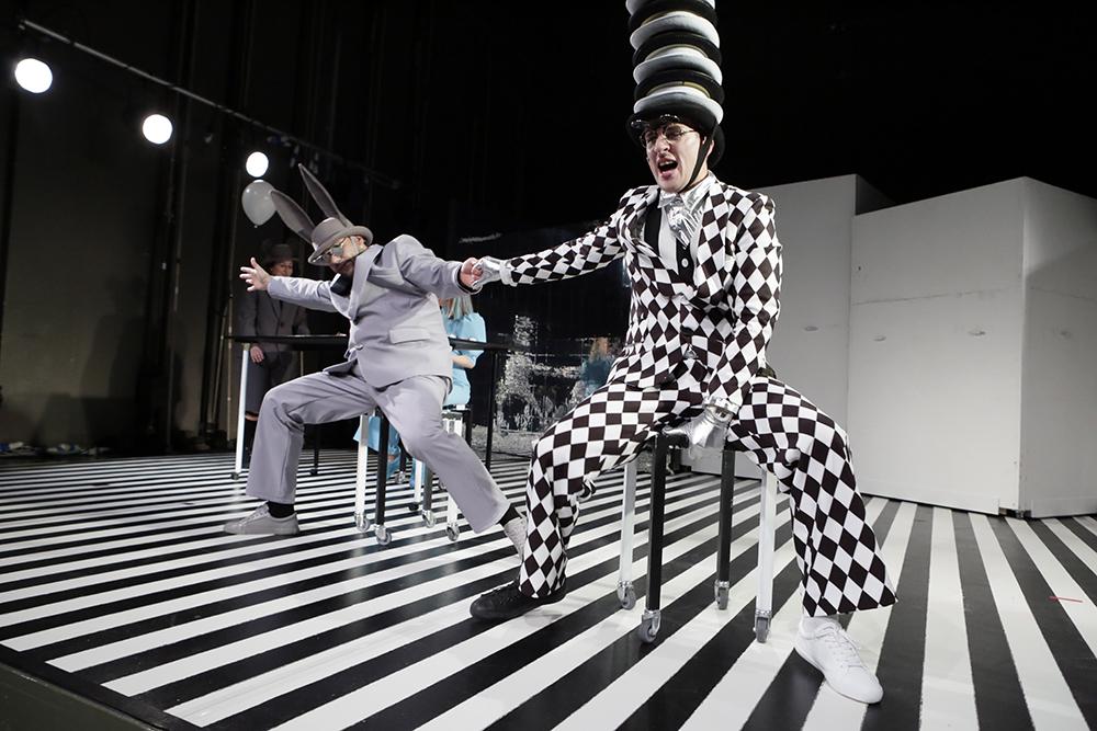 Prizor iz predstave Alica v čudežni deželi. Foto: Anton Podbevšek Teater/Barbara Čeferin Prizor iz predstave Alica v čudežni deželi. Foto: Anton Podbevšek Teater/Barbara Čeferin