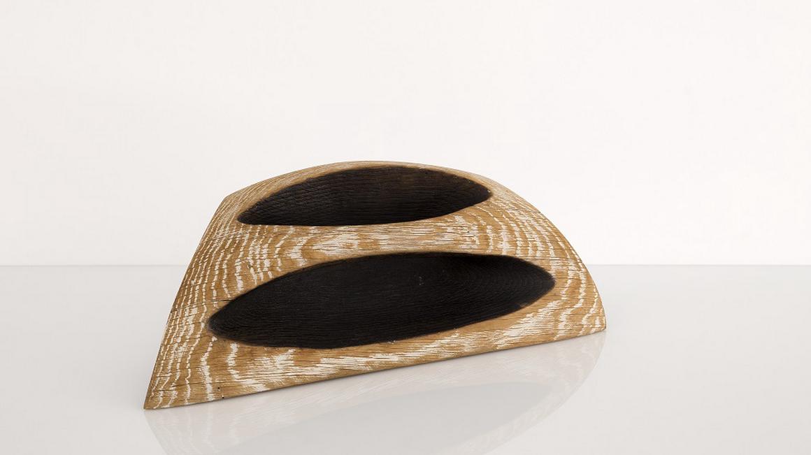 Nadrealistične abstrakcije in biomorfizem v kipih vasje žbone. Na sliki Mešanka - Metisse, 2012, les, 15 x 43 x 12 cm. Foto: Goriški muzej