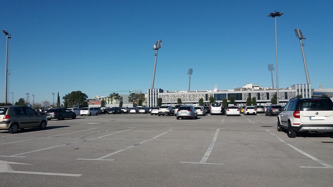 Javno parkirišče pri stadionu med delavnikom dopoldan. Foto: Radio Koper