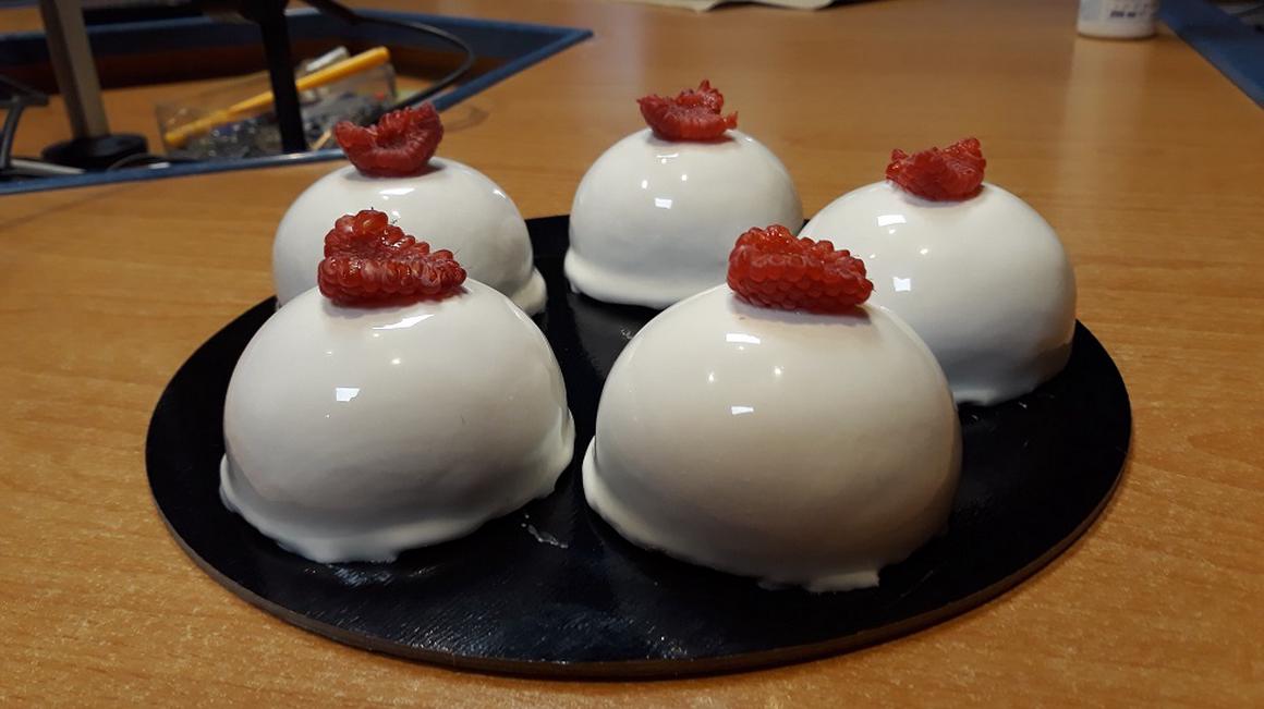 Gre za karamelni, lahkoten mousse, ki ima v sredini ujeto tekočo brkinsko 'češpo' spodaj pa podlago iz mandljevega biskvita. Foto: Radio Koper