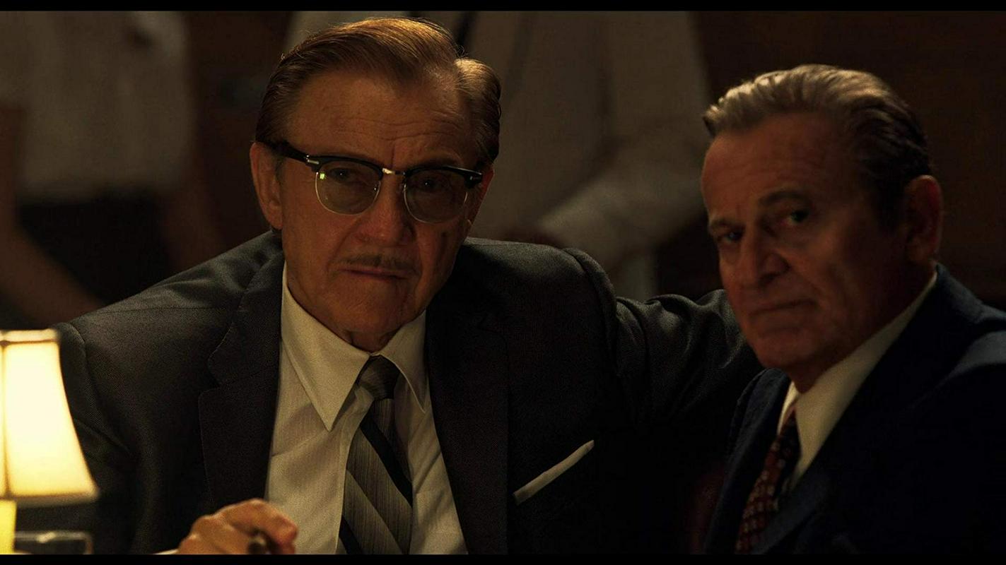 Harvey Keitel je skoraj kriminalno (ha!) neizkoriščen v epizodni vlogici Angela Bruna. Foto: IMDb Harvey Keitel je skoraj kriminalno (ha!) neizkoriščen v epizodni vlogici Angela Bruna. Foto: IMDb