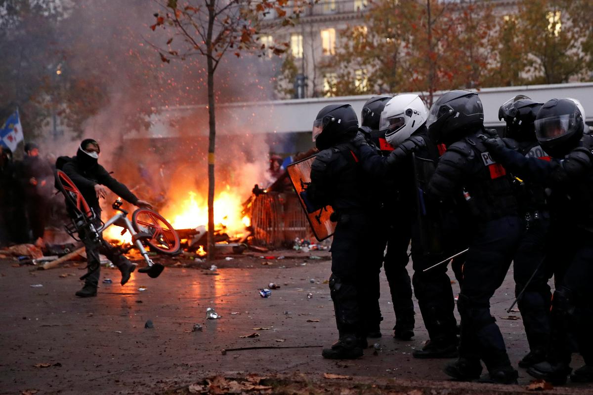 Izgredi v Parizu, policija je s solzivcem posredovala proti protestnikom, ki so zažgali prikolico tovornjaka. Foto: Reuters Izgredi v Parizu, policija je s solzivcem posredovala proti protestnikom, ki so zažgali prikolico tovornjaka. Foto: Reuters