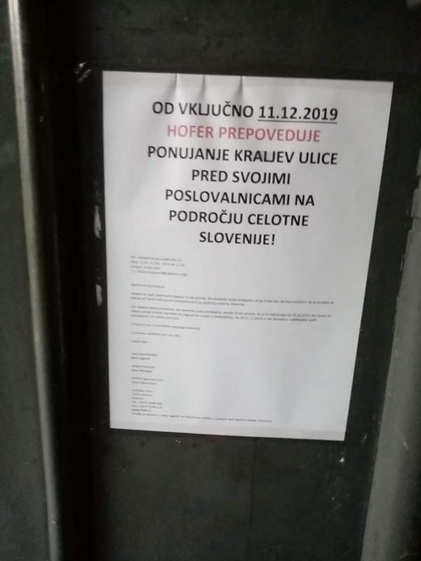 Napis na vhodnih vratih v dnevni center Kralji ulice, s katerim je društvo svoje člane obvestilo o prepovedi prodaje časopisa pred Hoferjevimi trgovinami. Foto: Ratko Stojiljković Napis na vhodnih vratih v dnevni center Kralji ulice, s katerim je društvo svoje člane obvestilo o prepovedi prodaje časopisa pred Hoferjevimi trgovinami. Foto: Ratko Stojiljković