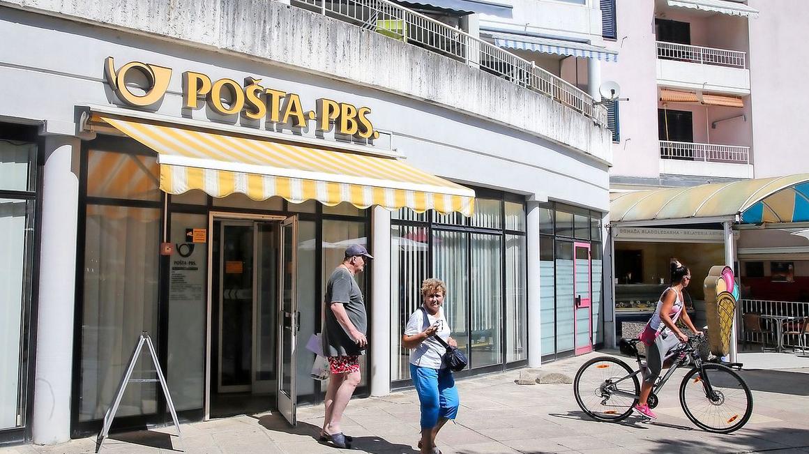 Pošti v Jagodju je grozilo zaprtje, upor krajevne skupnosti je to preprečil (vsaj) za nadaljnji dve leti. Foto: Primorske novice/T. Primožič