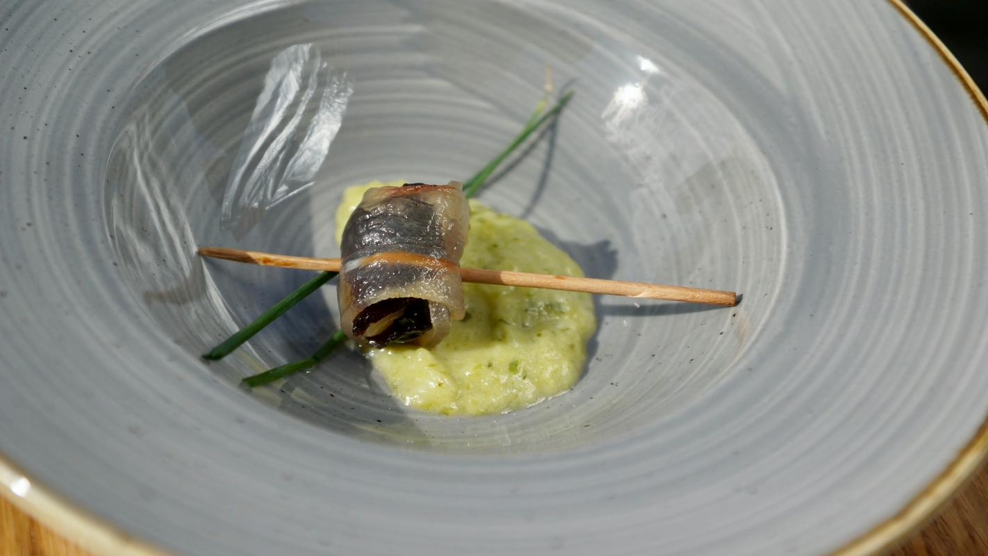 Spodaj najdete recept za suhe slive z gorgonzolo in panceto v kombinaciji s porovo omako. Foto: Primož Dolničar Spodaj najdete recept za suhe slive z gorgonzolo in panceto v kombinaciji s porovo omako. Foto: Primož Dolničar