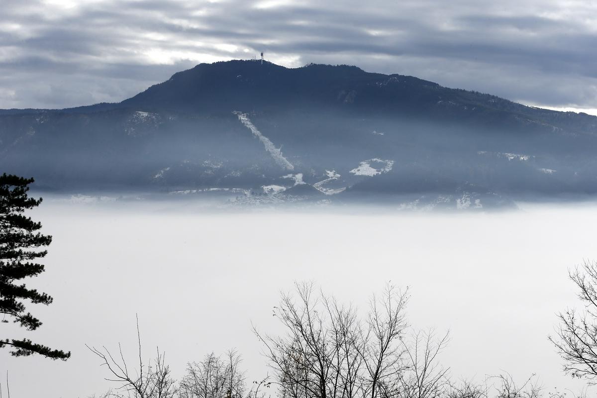 Zmanjšana vidljivost zaradi zračne onesnaženosti v Sarajevu. Foto: EPA Zmanjšana vidljivost zaradi zračne onesnaženosti v Sarajevu. Foto: EPA