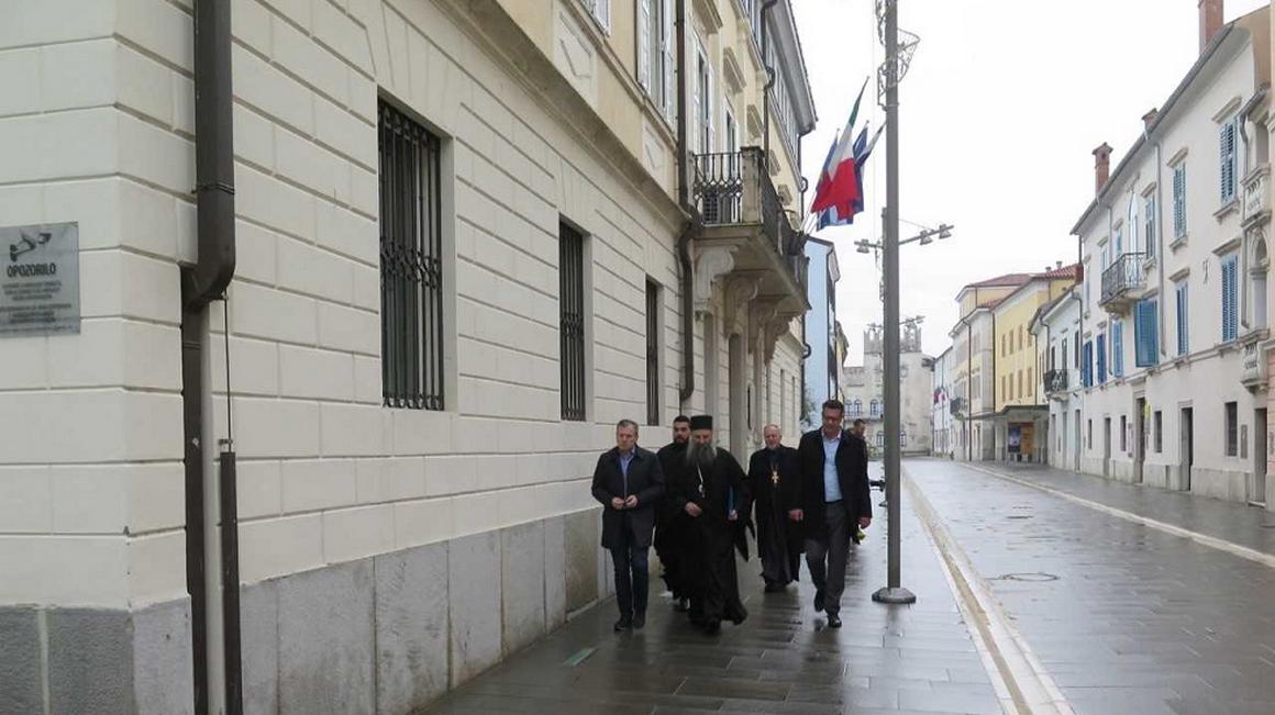 Po kratkem srečanju v prostorih koprske občine so se odpeljali do zemljišča v Olmu. Metropolit nato ni bil na voljo za vprašanje, ali jim novo lokacija ustreza. Foto: Mitja Volčanšek/STA