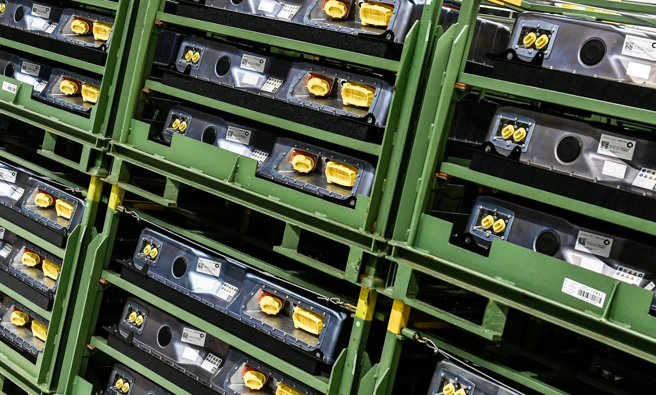 Cilj spodbud je omejiti moč azijskih tekmecev, ki v svojih rokah držijo ključne niti pri razvoju električnih avtomobilov. Foto: EPA Cilj spodbud je omejiti moč azijskih tekmecev, ki v svojih rokah držijo ključne niti pri razvoju električnih avtomobilov. Foto: EPA