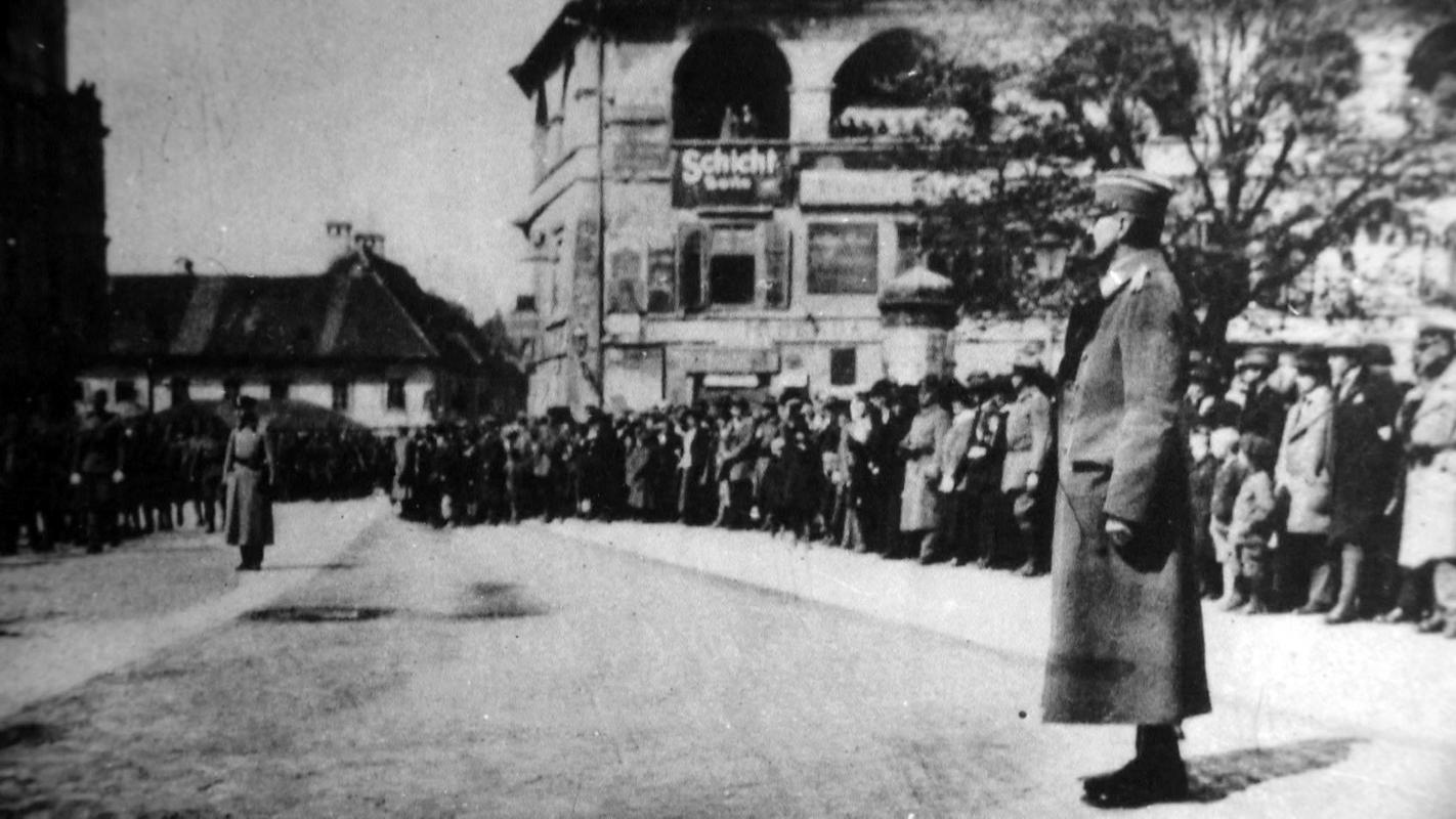 Slavnostni mimohod enot slovenske vojske pred generalom Rudolfom Maistrom na današnjem Trgu svobode v Mariboru 15. decembra 1918. Foto: Muzej narodne osvoboditve Maribor Slavnostni mimohod enot slovenske vojske pred generalom Rudolfom Maistrom na današnjem Trgu svobode v Mariboru 15. decembra 1918. Foto: Muzej narodne osvoboditve Maribor
