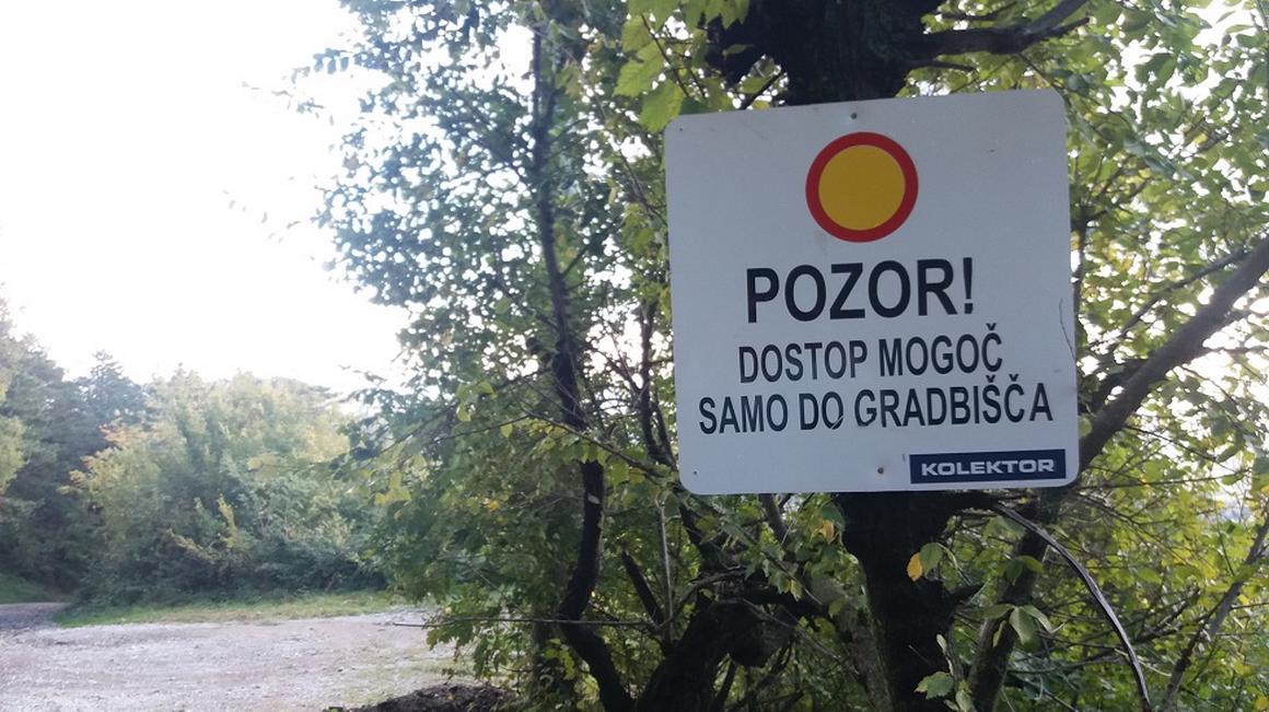 Kolektor med tem nadaljuje gradnjo dostopnih poti do trase drugega tira. Foto: Radio Koper