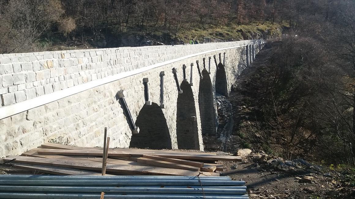 V sklopu gradnje dostopnih poti do trase drugega tira so prenovili most pri Nasircu. Foto: Radio Koper/Tjaša Škamperle